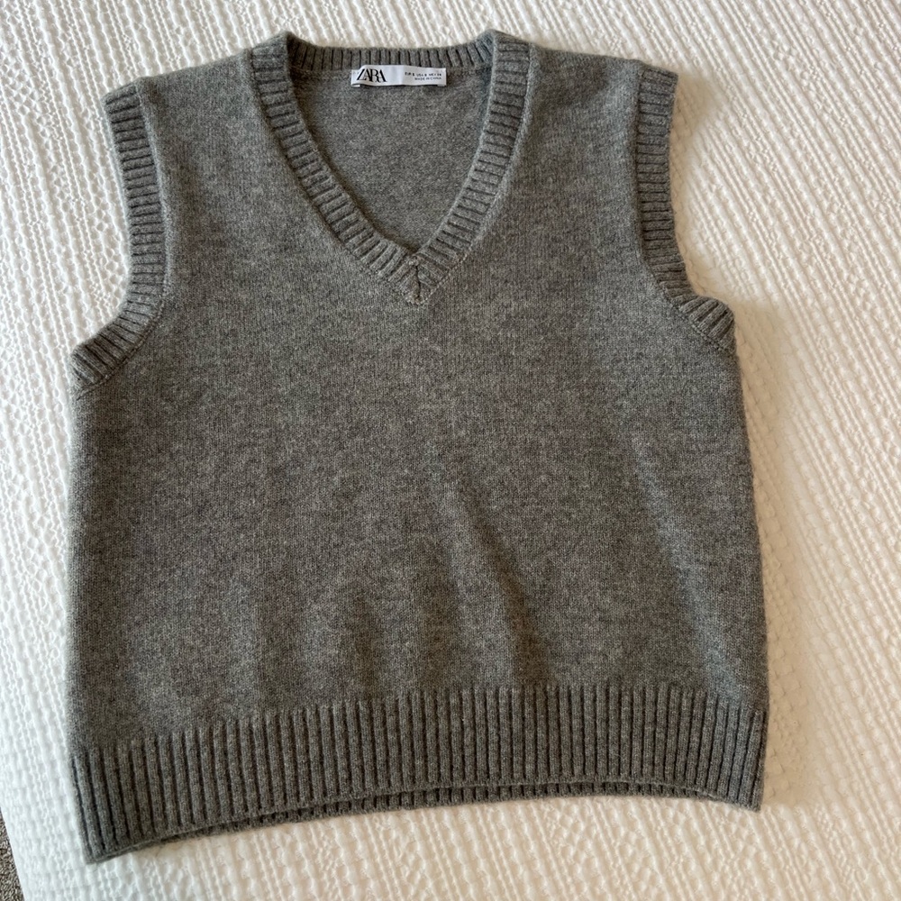 Women’s Zara V Neck Sweater Vest in Gray Size Small